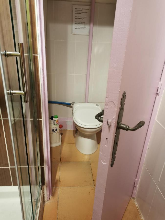 Appartement En Sous Sol De Villa Avec Acces Jardin Et Piscine Marseille Bagian luar foto
