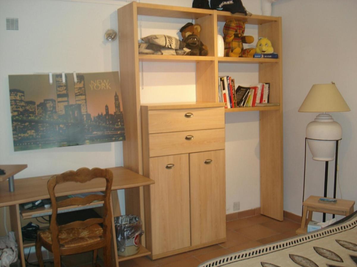 Appartement En Sous Sol De Villa Avec Acces Jardin Et Piscine Marseille Bagian luar foto