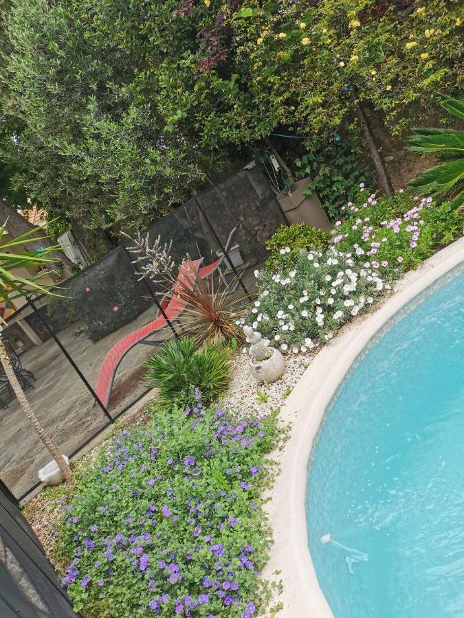 Appartement En Sous Sol De Villa Avec Acces Jardin Et Piscine Marseille Bagian luar foto