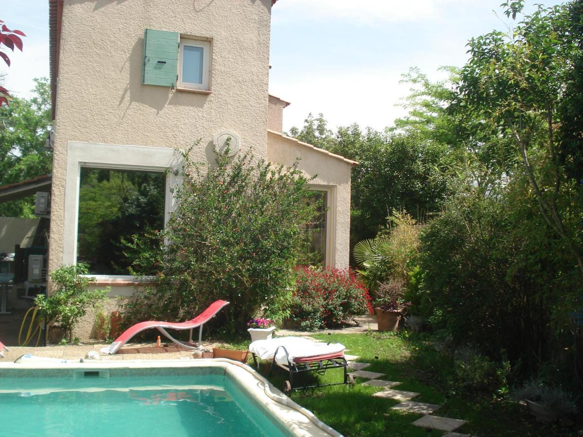 Appartement En Sous Sol De Villa Avec Acces Jardin Et Piscine Marseille Bagian luar foto