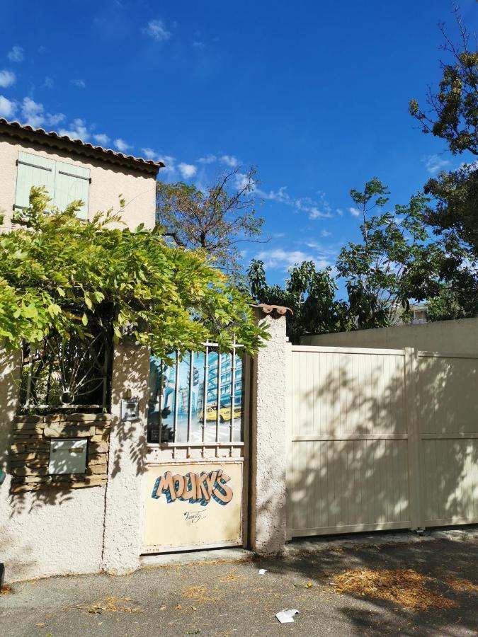 Appartement En Sous Sol De Villa Avec Acces Jardin Et Piscine Marseille Bagian luar foto