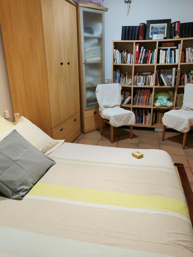 Appartement En Sous Sol De Villa Avec Acces Jardin Et Piscine Marseille Bagian luar foto