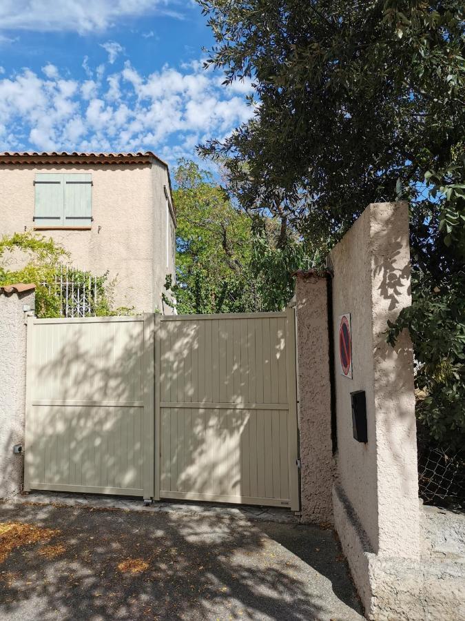 Appartement En Sous Sol De Villa Avec Acces Jardin Et Piscine Marseille Bagian luar foto