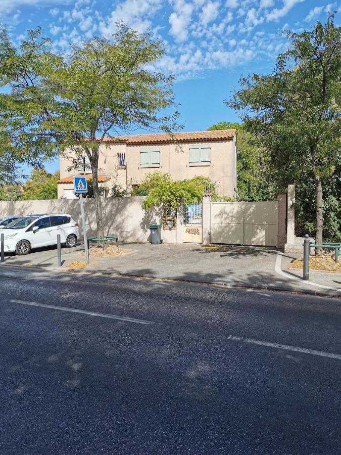 Appartement En Sous Sol De Villa Avec Acces Jardin Et Piscine Marseille Bagian luar foto