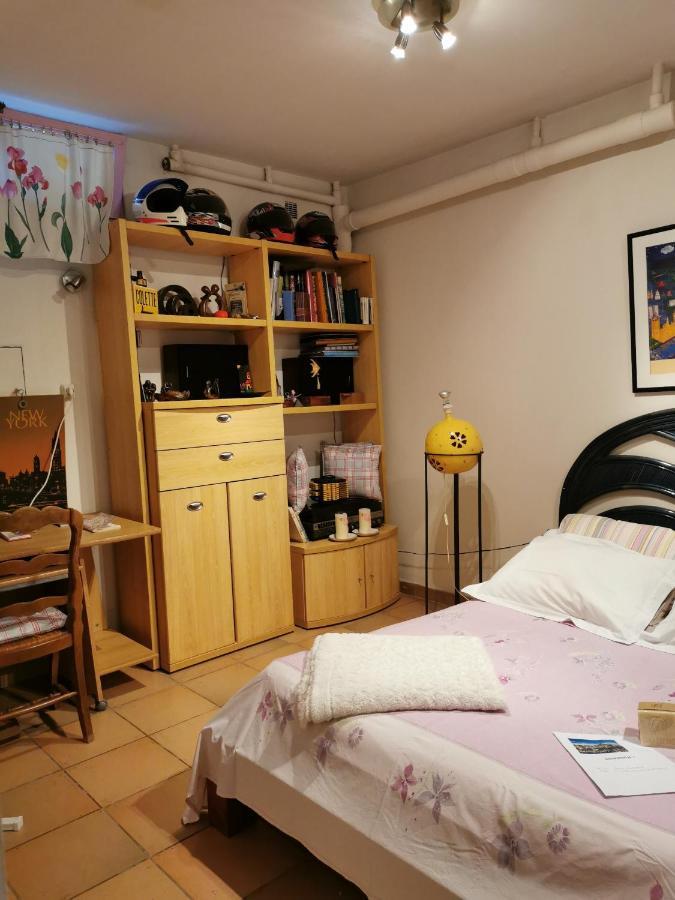 Appartement En Sous Sol De Villa Avec Acces Jardin Et Piscine Marseille Bagian luar foto