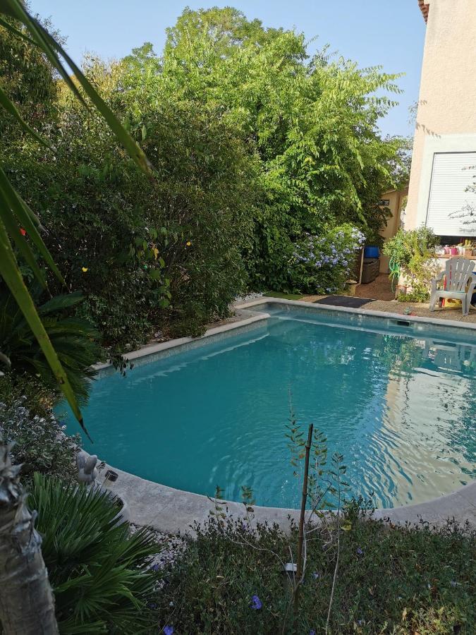 Appartement En Sous Sol De Villa Avec Acces Jardin Et Piscine Marseille Bagian luar foto