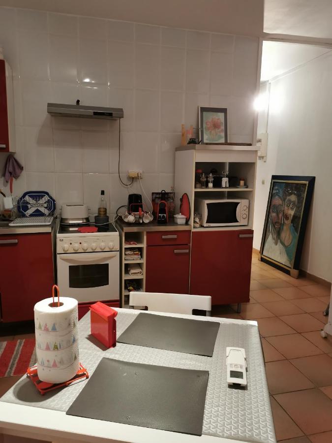 Appartement En Sous Sol De Villa Avec Acces Jardin Et Piscine Marseille Bagian luar foto