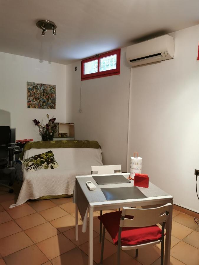 Appartement En Sous Sol De Villa Avec Acces Jardin Et Piscine Marseille Bagian luar foto