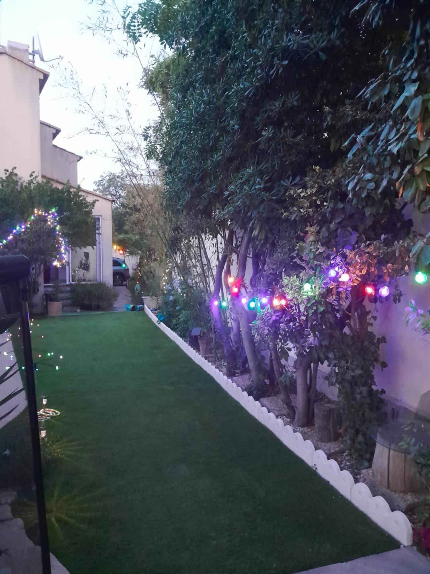 Appartement En Sous Sol De Villa Avec Acces Jardin Et Piscine Marseille Bagian luar foto