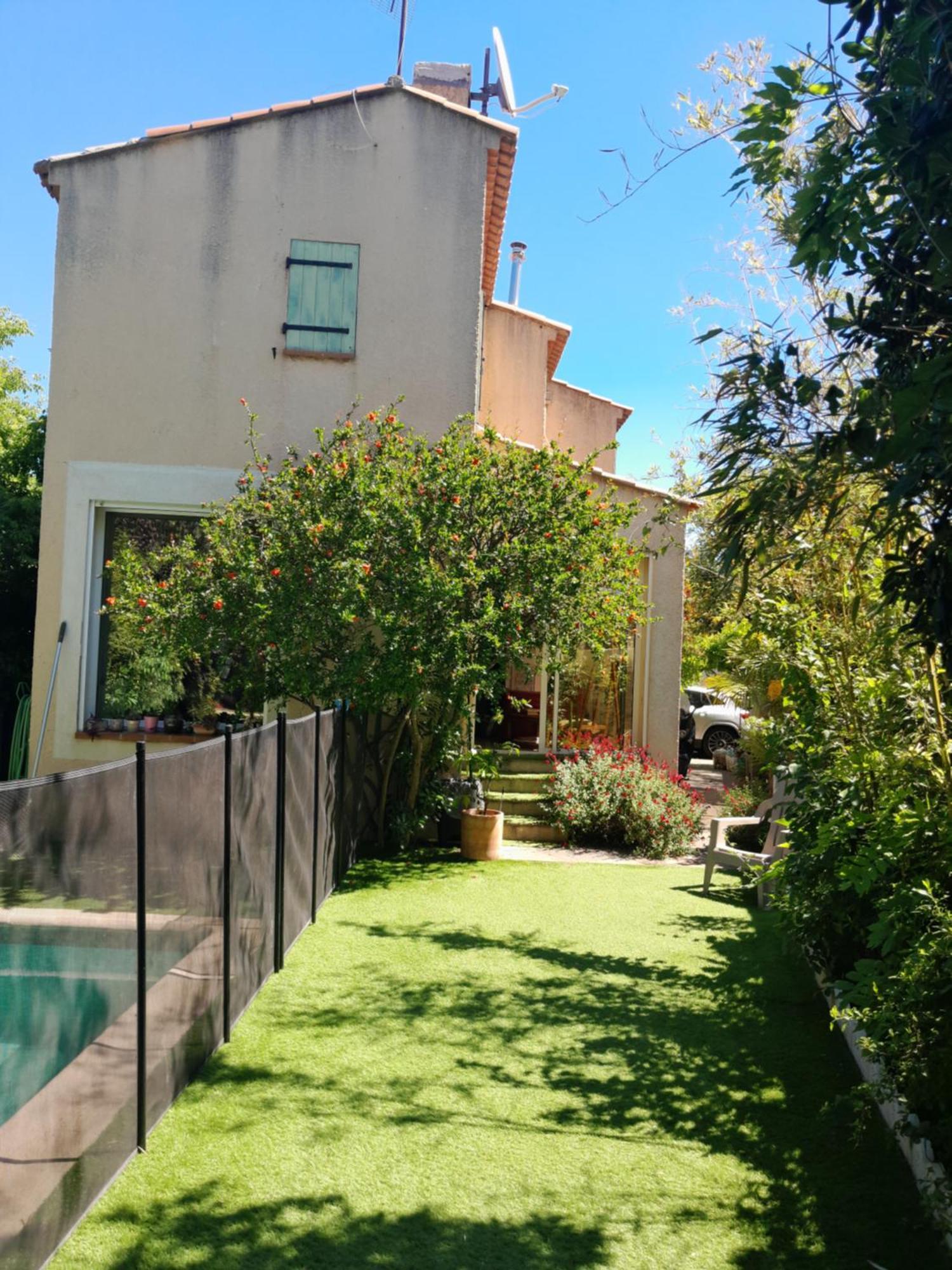Appartement En Sous Sol De Villa Avec Acces Jardin Et Piscine Marseille Bagian luar foto